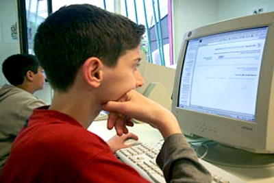 Viciados em Internet buscam ajuda em hospital e nos Jogadores Anônimos.