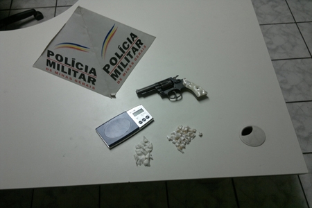Menor é preso armado e com drogas