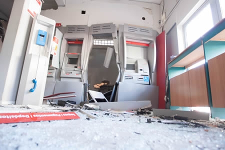 Bandidos explodem mais dois caixas eletrônicos nas vésperas de Natal