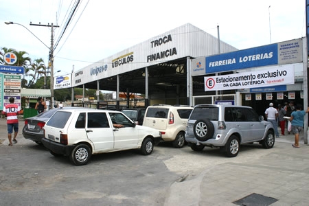 Lotérica cria estacionamento no passeio público