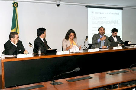 Altercom defende 30% das verbas publicitárias do governo federal para mídia alternativa