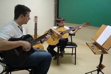 Cursos de teatro e música gratuitos em Contagem