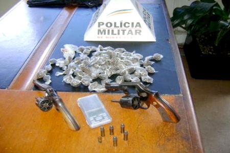 Armas e drogas são apreendidas no bairro chácaras