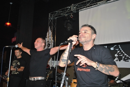 A Banda Tianastácia toca e agrada os fãs no Brothers Pub