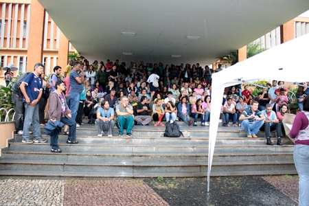 Professores da rede municipal pressionam e fazem paralisação