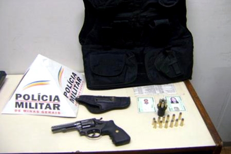 Garota suspeita é presa com arma e colete