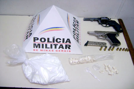 Apreensão de drogas e armas nos bairros Fonte Grande e Perobas