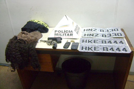 Apreensão de arma e recuperação de veículos roubados