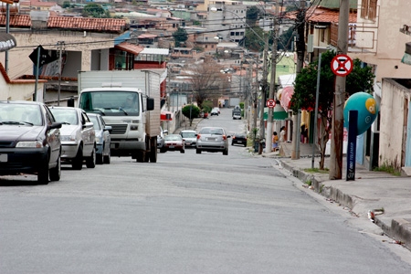 Implantação de sinalização de trânsito no Bairro Industrial, em Contagem
