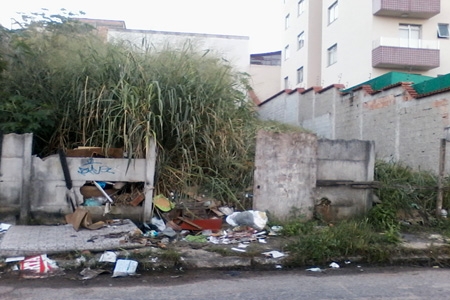 Moradora reclama de bota fora no Bairro Eldorado