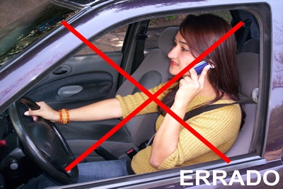 Telefonar dirigindo é permitido, mas somente com o equipamento adequado.