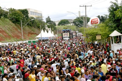 Banda Mole de Contagem atrai milhares de foliões.