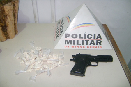 Apreensão de drogas e arma no bairro Petrolândia