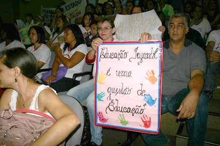 Creches de Contagem fazem protesto na Câmara Municipal
