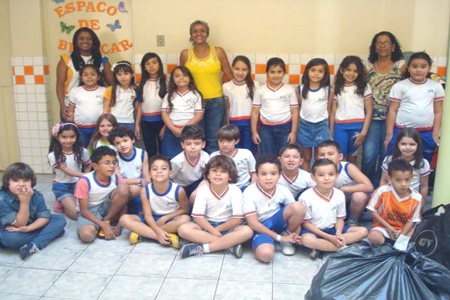 Alunos do Colégio Sócrates entregaram doações de agasalhos para a Creche Criança Esperança