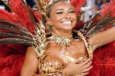 Desfiles das escolas de samba de São Paulo surpreendem.
