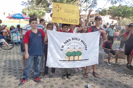 População de Nova Contagem realiza ato contra violência em escolas