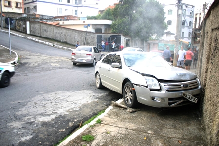 Suspeito de roubar veículo bate em um muro e em outros dois veículos