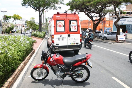 Motoqueiro desabilitado atropela idoso em Avenida de Contagem