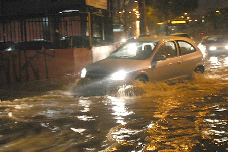 Chuva causa alagamentos em Contagem 