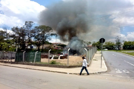Morador do bairro Inconfidentes reclama de bota-fora