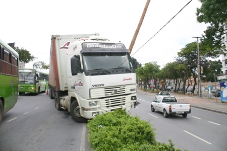 Carreta atinge poste de iluminação e causa lentidão em Avenida de Contagem