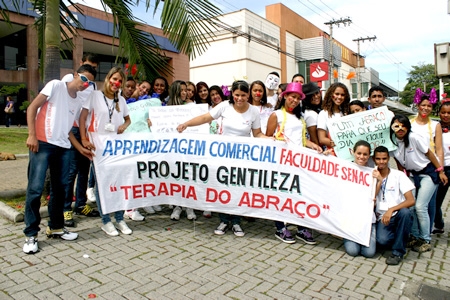 Estudantes de Contagem promovem terapia do abraço