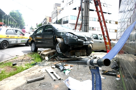 Carro desgovernado bate em muro de Avenida de Contagem