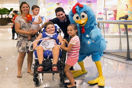 Pedro Arthur, símbolo da luta contra a meningite, se diverte em Contagem