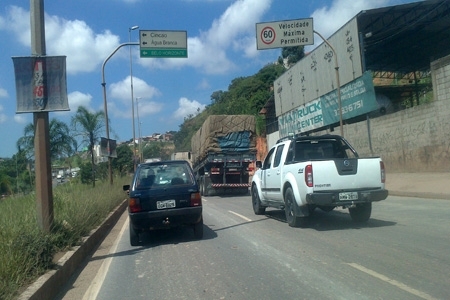Batida de carro acaba em morte em Contagem