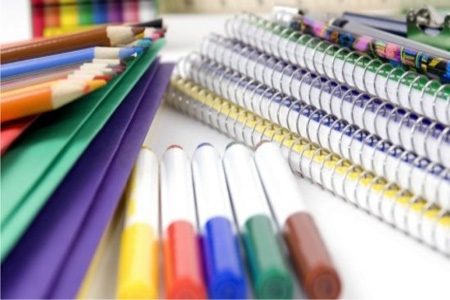 Escolas podem ser multadas ao exigirem material de uso coletivo