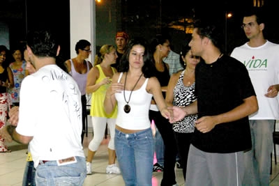 A aula experimental de dança de salão revelou talentos.