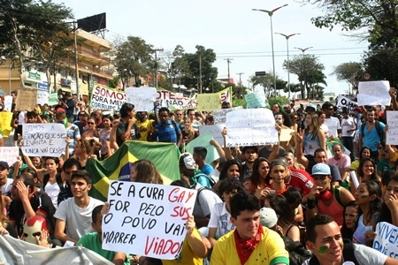 No Olho do Furacão: As manifestações, os Políticos e a Classe Alta