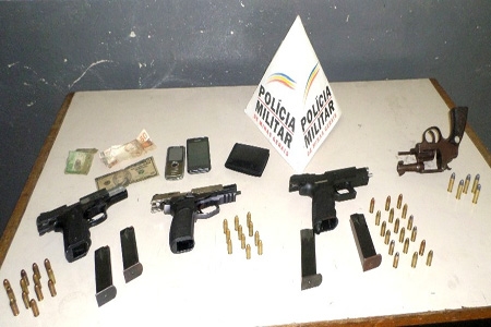 PM recupera veículo roubado e apreende armas em Contagem