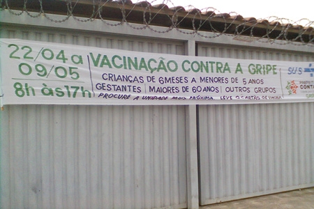 Funcionárias fecham posto de saúde mais cedo e negam vacinação 
