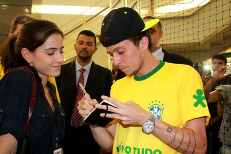Jogador da Seleção Brasileira visita o ItaúPower Shopping