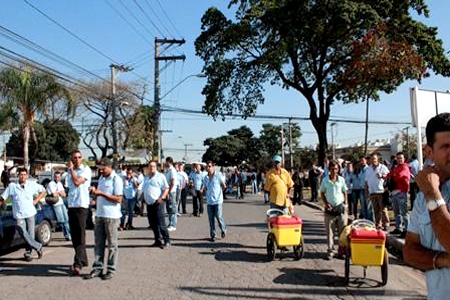 Trabalhadores de empresas de ônibus de Contagem realizam protesto