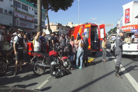 Motoqueira acidentada aguarda socorro por mais de uma hora em Contagem