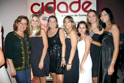 Luciana de Oliveira Abreu está na capa da Revista Cidade.