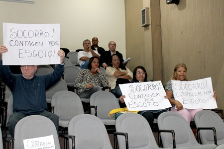 Demora na implantação da rede de esgoto em bairros de Contagem é tema de reunião plenária