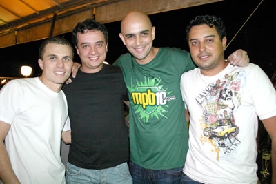 A equipe de gincana MPB comemora seu aniversário.
