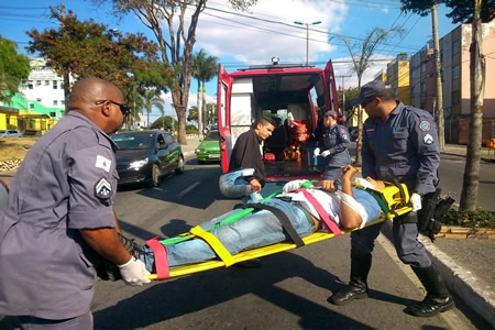 Motoqueiro cai depois de ser fechado por Kombi não identificada