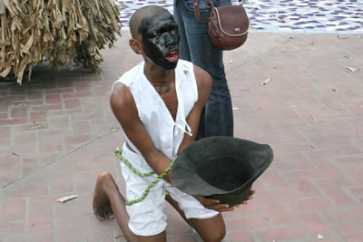 Teatro de rua atrai famílias inteiras à praça.