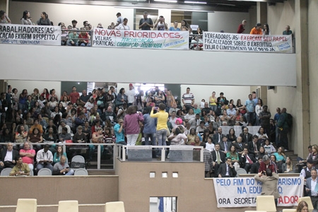 Educadores de Contagem ameaçam realizar nova greve