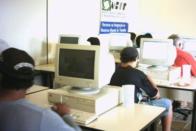 Câmara de Dirigentes Lojistas abre vagas para cursos de informática.