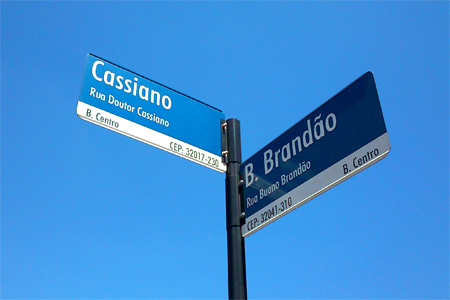 Placas erradas representam desinformação