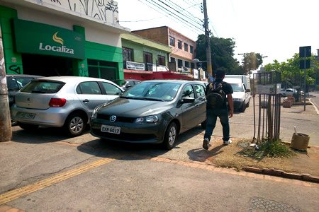 Passeio público virou estacionamento em Contagem