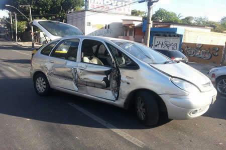 Carro bate em poste no Centro de Contagem