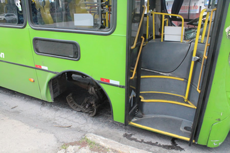 De repente, a roda do ônibus se foi