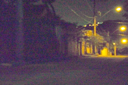 Morador de Contagem reclama da demora no reparo em poste de luz